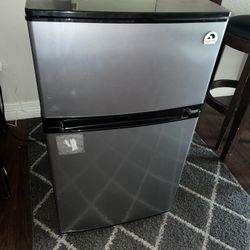 Igloo Mini Refrigerator 