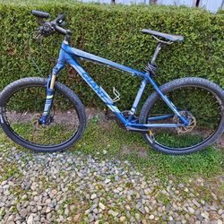 Giant large frame 27.5 rim-mountain bike