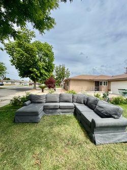 Beautiful sectional 350$$ (FREE DELIVERY)