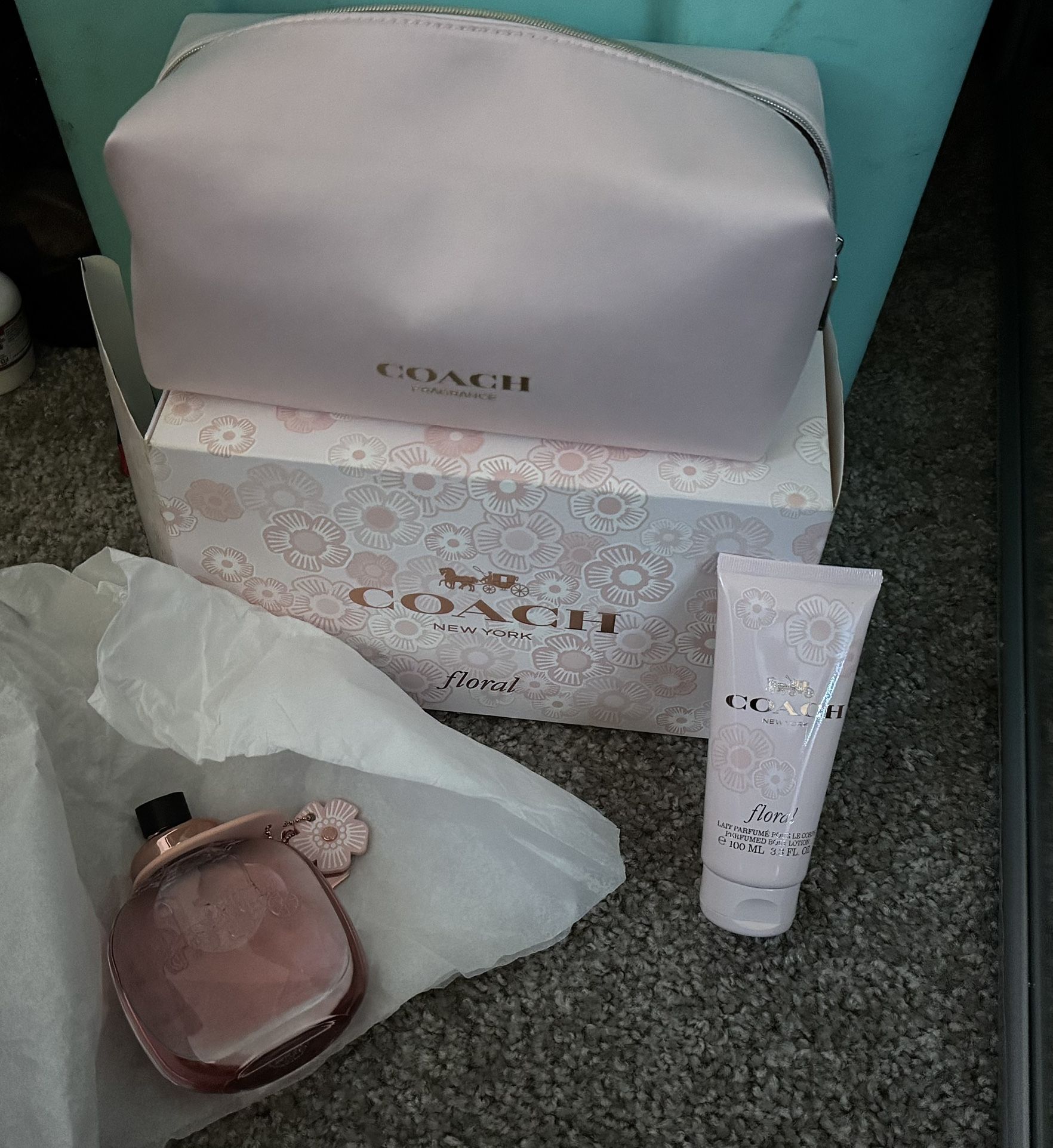 Coach Floral Perfume Gift Set - Eau de Parfum, Body Lotion & Cosmetic Bag