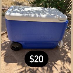 38Qt Igloo Cooler w/ Wheels 