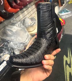 Size 9.5 caiman boots