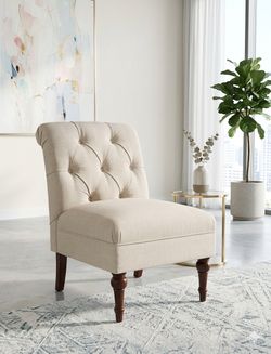 ‼️3-4 Beautiful white ACCENT CHAIRS IN PRISTINE CONDITION, only used for staging ‼️ PLEASE, CHECK MY OTHER LISTINGS AND FOLLOW