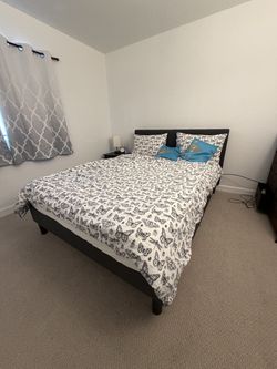Bedroom furniture set