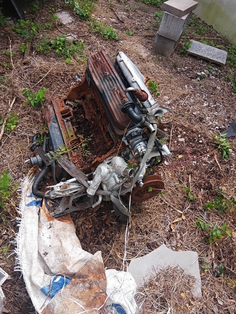 1996 Chevy Corvette Old Rusted Motor For Parts I Know Nothing About As Is