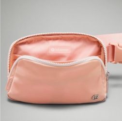 Brand New with Tags Lululemon Belt Bag (Melon Sorbet)