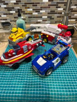 Pawpaw Patrol Vehicles with figures. Yellow lights up & with sound.