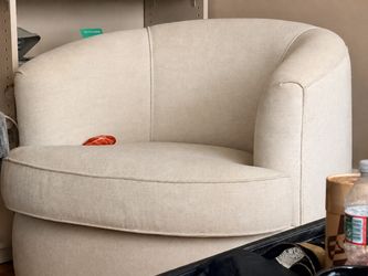 Jordan’s Furniture Oversized Swivel Chair – Cream
