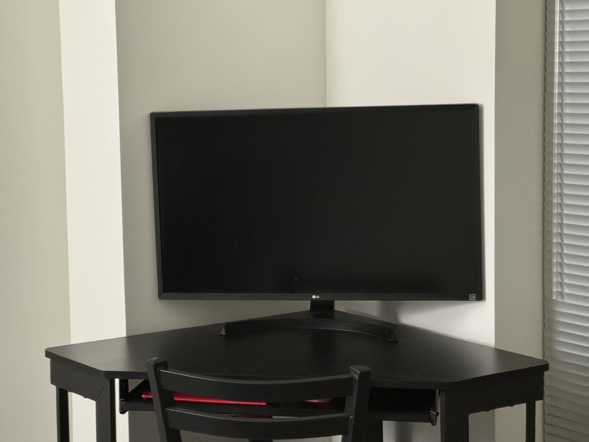 LG 32" 4K UHD Monitor + Corner Desk