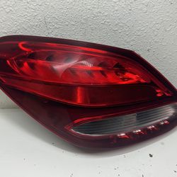 2015-2018 MERCEDES BENZ LED C300 REAR LEFT TAIL LIGHT LIGHT OEM A(contact info removed)