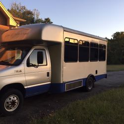 2006 Ford E350 Super Duty Passenger XLT 