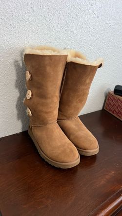 UGGS- Chestnut Bailey Button