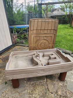 Sand table with lid
