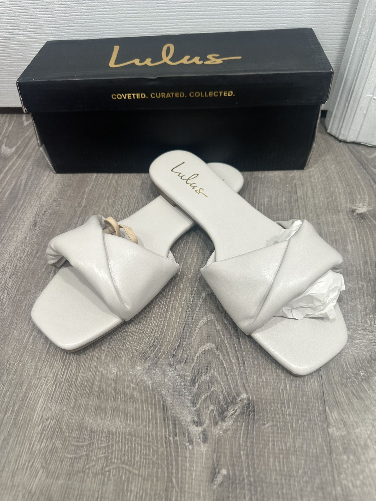 Lulus Flats Women Sandals , Size:7 Price $23 Brand New