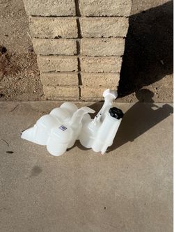 Coolant reservoir tank for ram