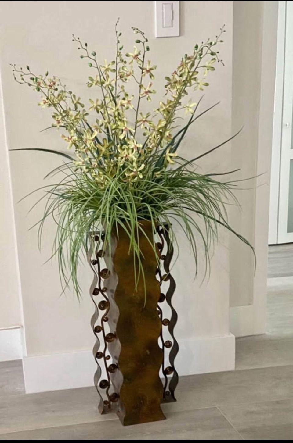 25” Bronze flower vase, beautiful Detail