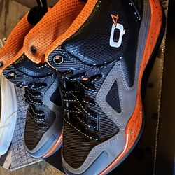 Basketball Sneakers.  New. Nuevos