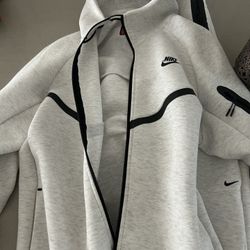 White Nike Tech Medium 