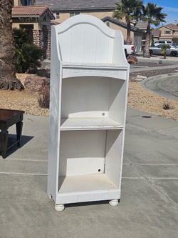 White wooden nightstand/dresser
