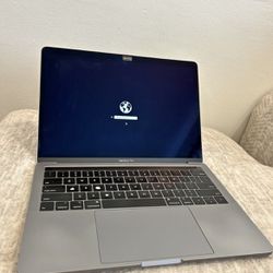 MacBook Pro (2019, 13-inch) with 1.4GHz Intel Core i5, 8GB RAM, 256GB SSD, Space Gray) (USED)