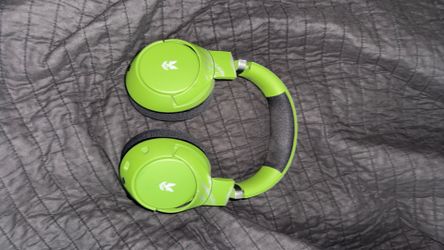 Series X halo edition racer headphones.