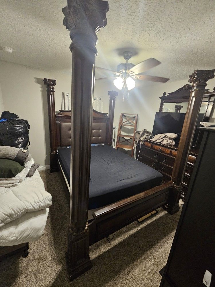 Queen size Canopy bed