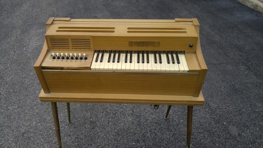 Vintage Magnus grand organ