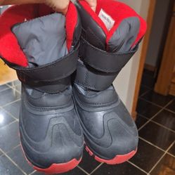 SNOW BOOTS SIZE 3 $10 KIDS 