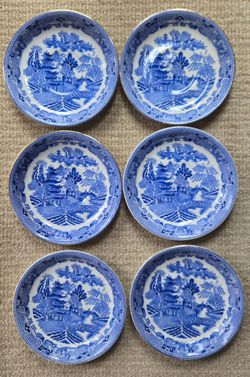6 BLUE WILLOW 6" DISHES unbranded vintage