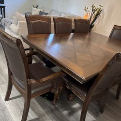 Beautiful Table 8 Seats