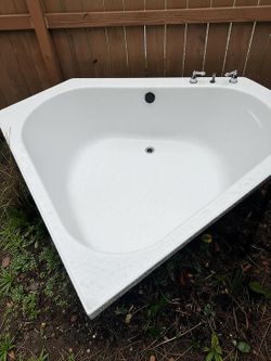 60″ x 60″ Double Armrest Corner Bathtub