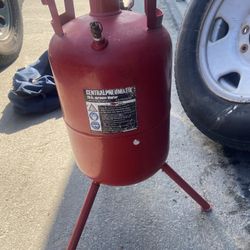 Central Pneumatic 20 lb. Pressurized Abrasive Blaster.  