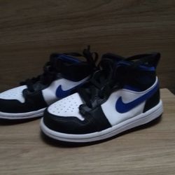 Nike      Shoe.     Size   8