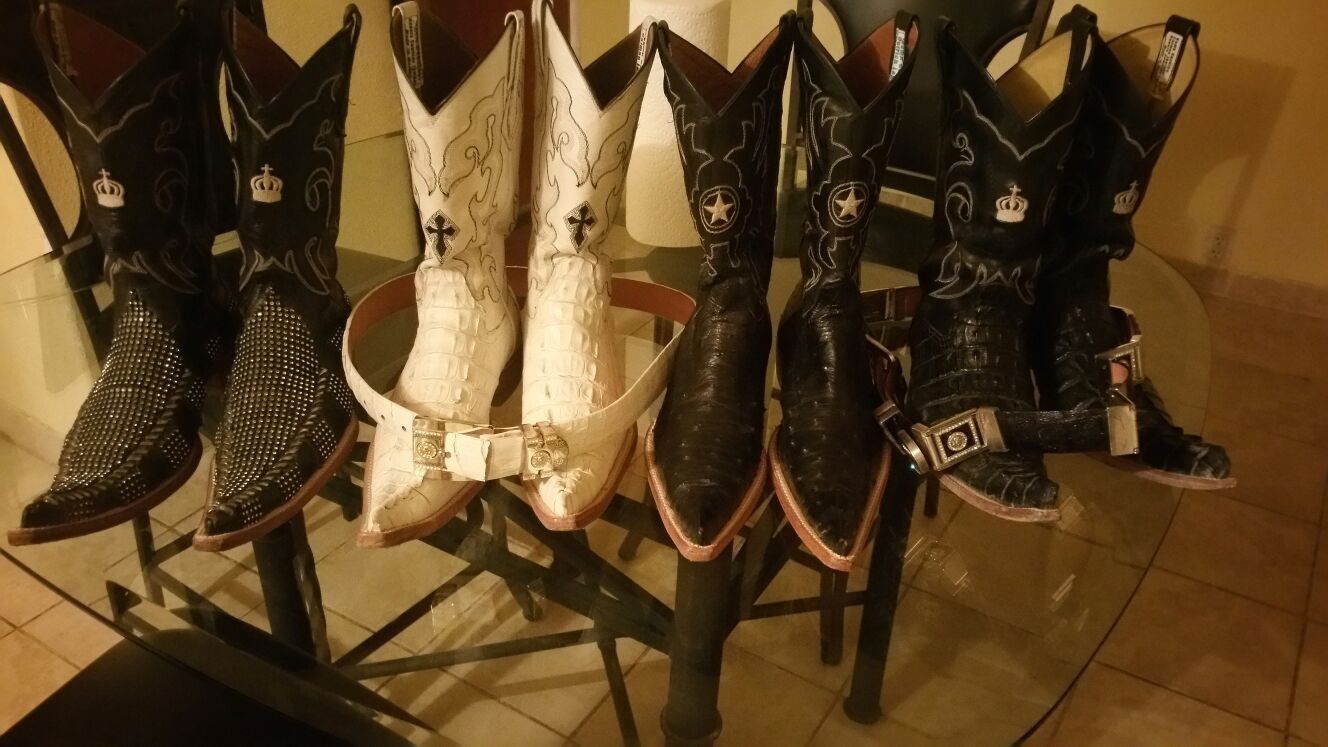 Botas size 9 150$ El par con cinto semi nueva