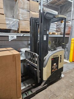Crown RR5000 indoor forklift