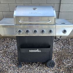 Like New 5 Burners Propane Grill With 1 Extra Cook Burner