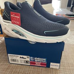 Brand New Women’s 6.5 Sketchers. Never Worn. 