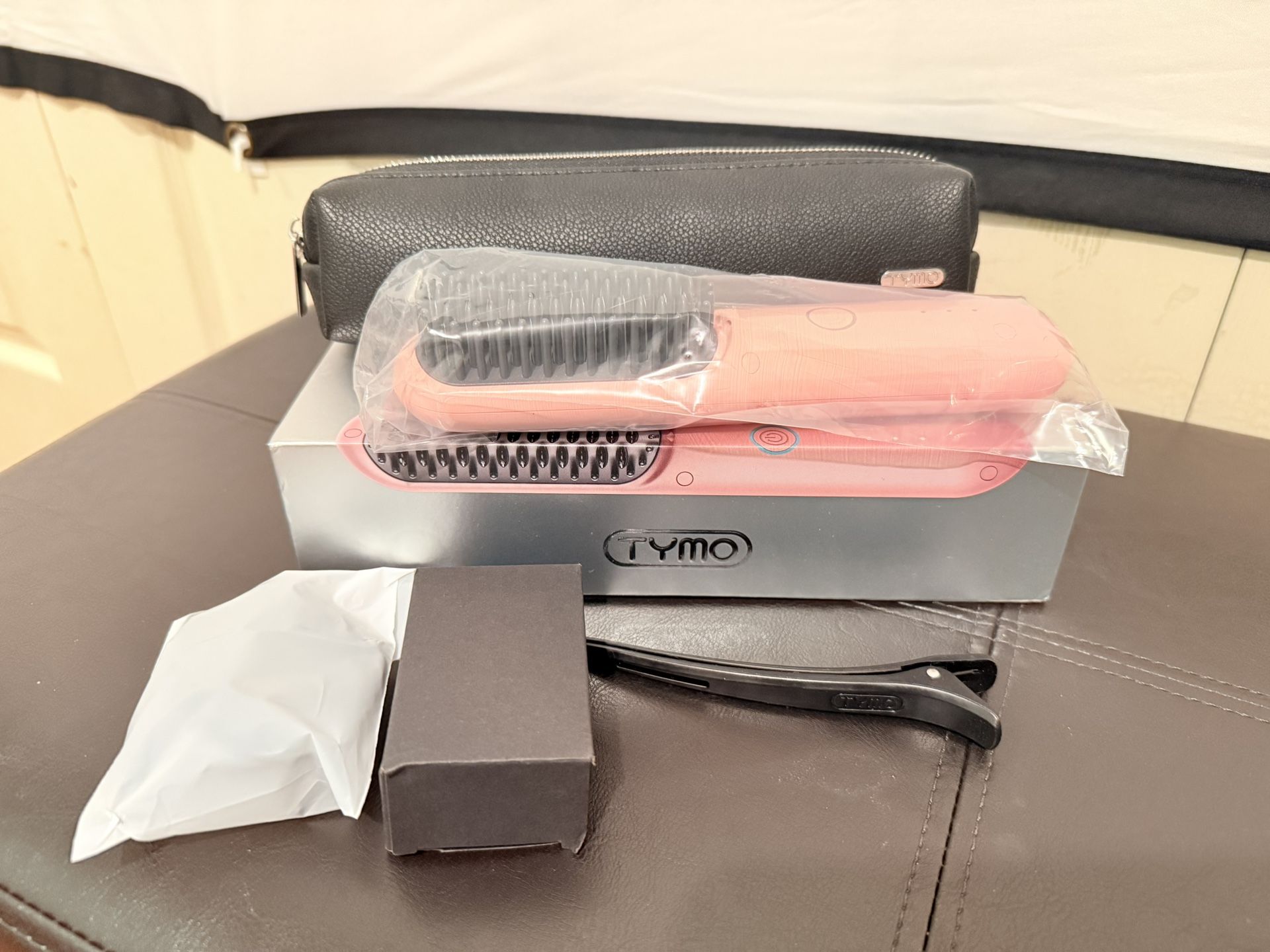 TYMO porta pro wireless hair straighteningi Brush- Pink.