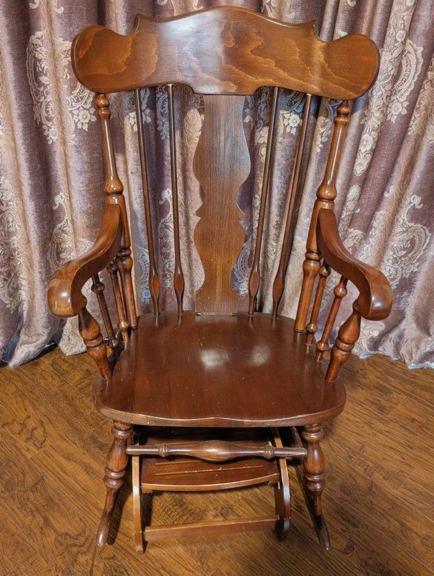 Solid Wood Rocking Chair – Classic Vintage Style