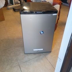 Frigidaire Mini Fridge 35$