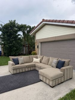 FREE DELIVERY‼️ Oversized beige sectional