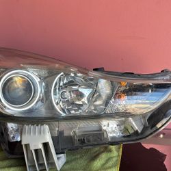 2015 - 2017 Toyota Prius V Right Passenger Side Halogen Headlight
