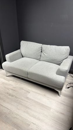 CLEAN COUCH FOR SALE LIKE NEW BARELY USED