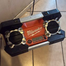 MILWAUKEE JOBSITE RADIO MODEL: 2790-20 (AZP025038) 35 