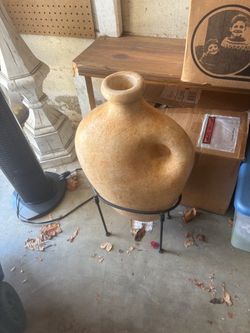 30 “ BEAUTIFUL DECOR VASE WITH IRON STAND 👍👍 ( XLNT ) REDUCED PRICE FOR FAST SALE !! FIRST COME FIRST SERVE !!!