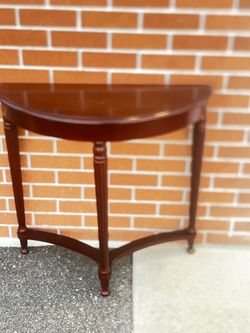 Vintage Bombay Company Original Mahogany Federal Style Half Round Console Table. Used in good condition with some cosmetic minor blemishes. These blem