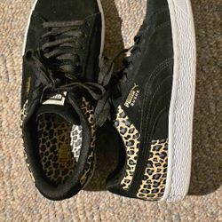 Women's Size 8 Pumas 