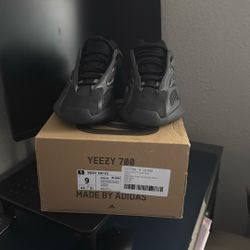 Yeezy 700 V3 Black Size 9