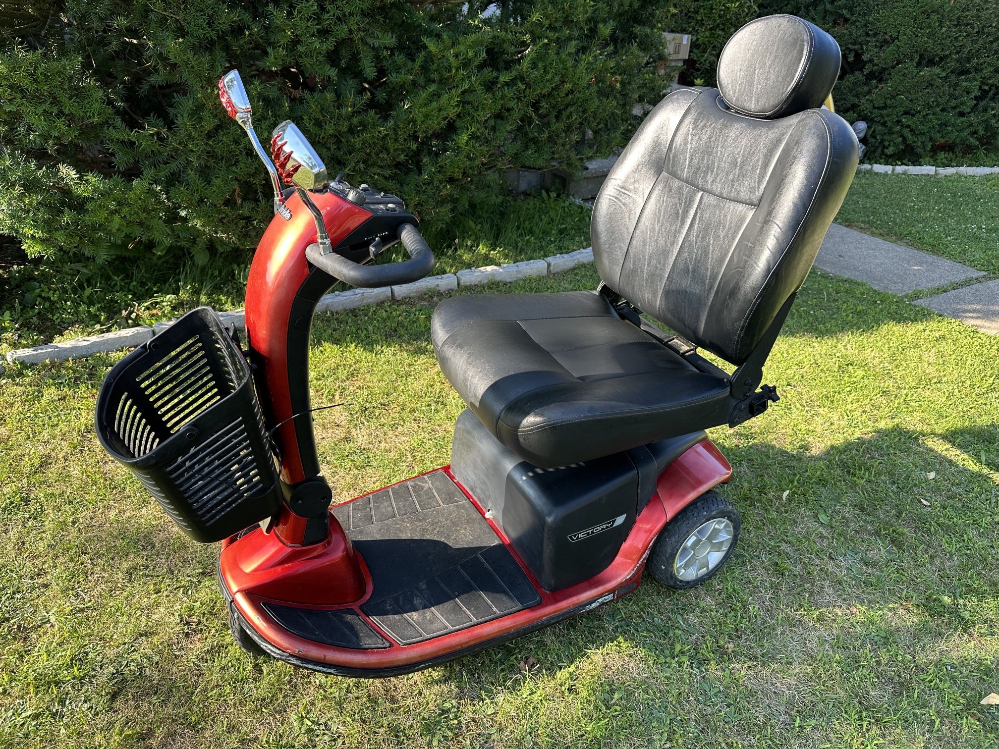 Jazzy Scooter VICTORY 9 Pride Model with Basket & Side View Mirrors 