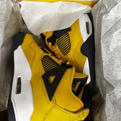 Jordan 4 Lightning 2021 